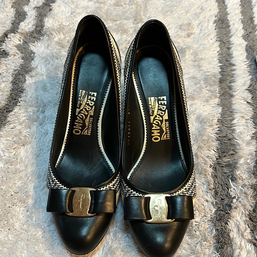 100% Authentic Salvatore Ferragamo Eloisa L with bow pump heels
